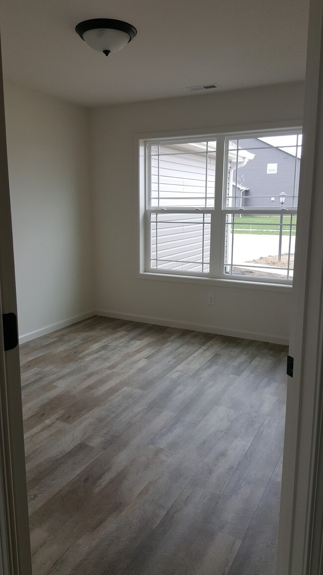 Den - 1607 Glen Hollow Dr