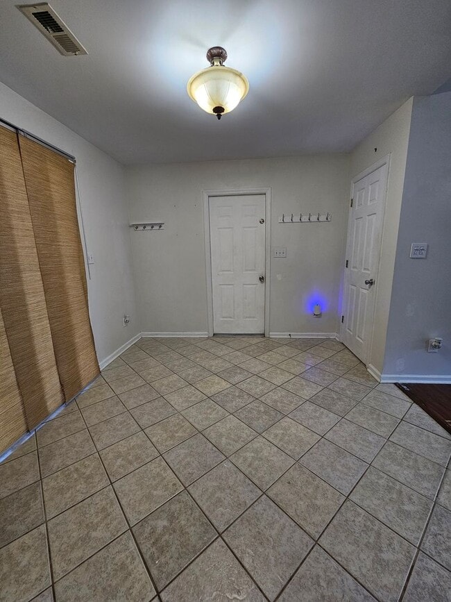 Building Photo - Three Bedroom Home In Hubert!