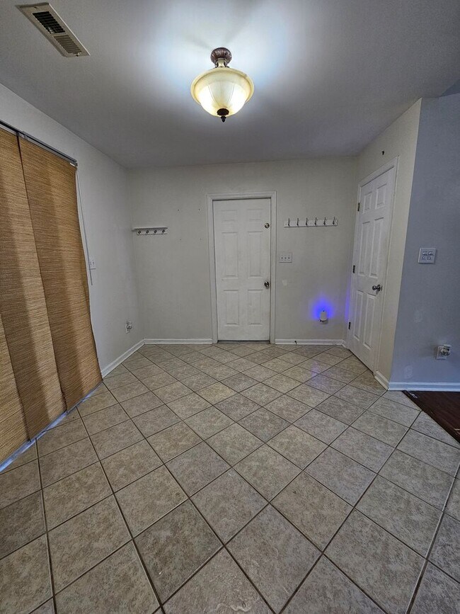 Foto del edificio - Three Bedroom Home In Hubert!