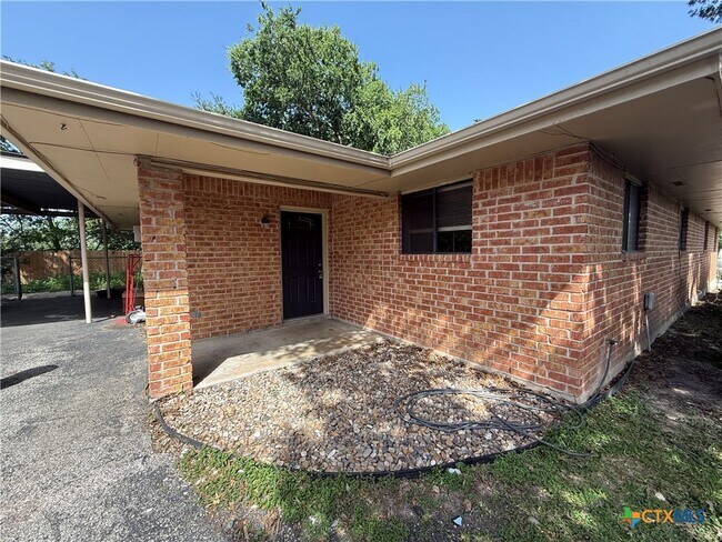 Foto del edificio - 705 Woodcrest Cir