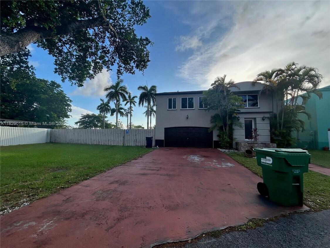 Foto principal - 27170 SW 121st Ct