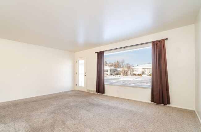 Building Photo - Single family home near CMR High School and Valley View Elementary School in Great Falls.