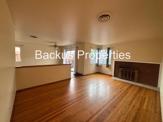 Foto del edificio - 827 Bedford Dr