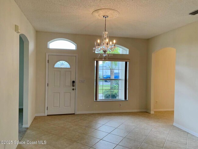 Building Photo - 1475 Knoll Ridge Dr