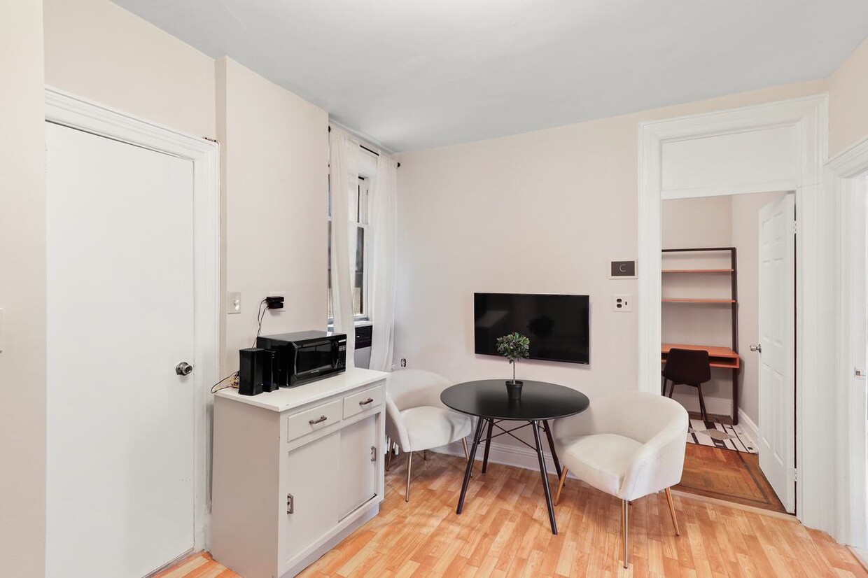 Primary Photo - 152 Thompson Street