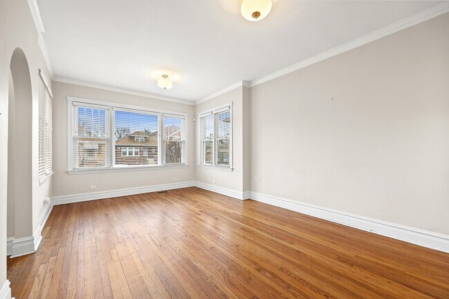 Building Photo - 5547 W Wilson Ave