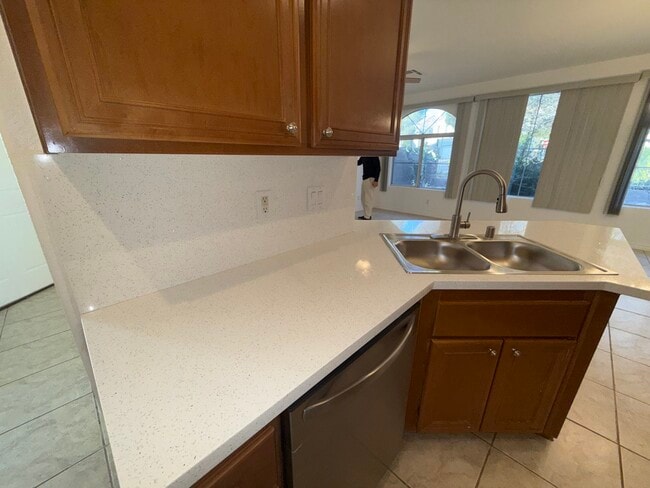 Building Photo - 985 Prestwick St