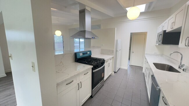 Foto del edificio - NEWLY RENOVATED-Single Family Home in Kailua- 3 Bedroom, 2 Bath, Carport and Big Yard!