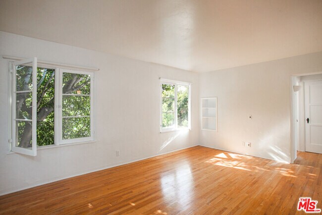Building Photo - 815 Crestmoore Pl