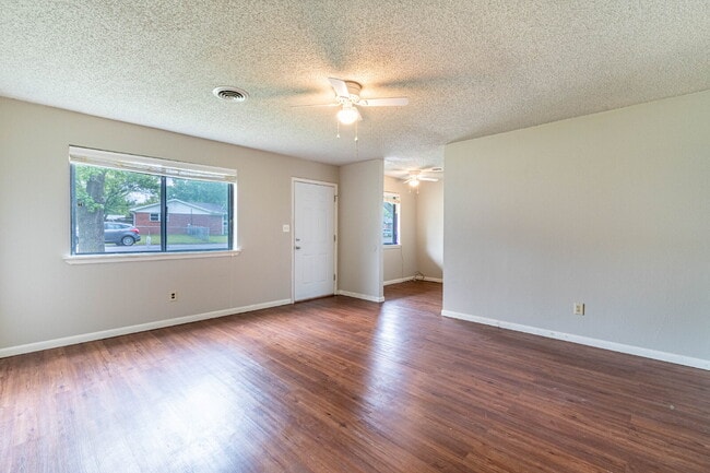 Building Photo - Charming 3-Bedroom Home with Gleaming Hardwood Floors in Siloam Springs – 1100 Sq. Ft. of Comfort!