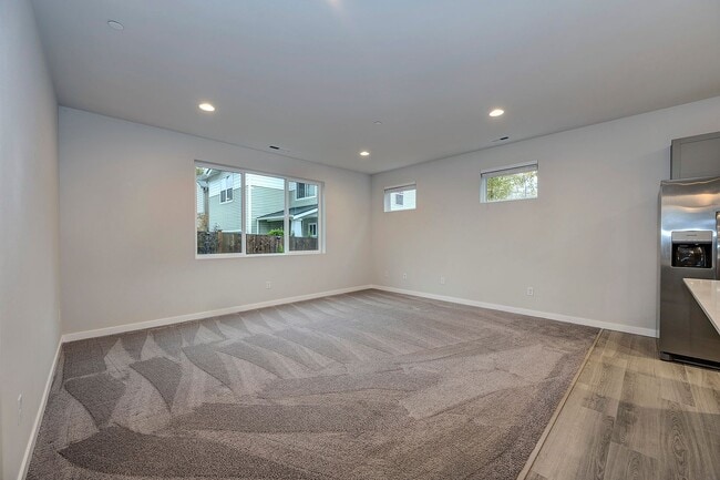 Building Photo - 5 bed 2 bath In Marysville