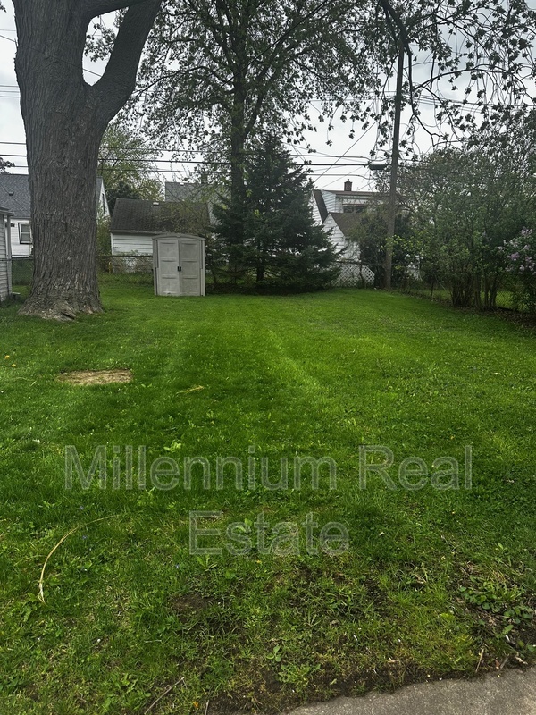 Foto del edificio - 23772 Brittany Ave
