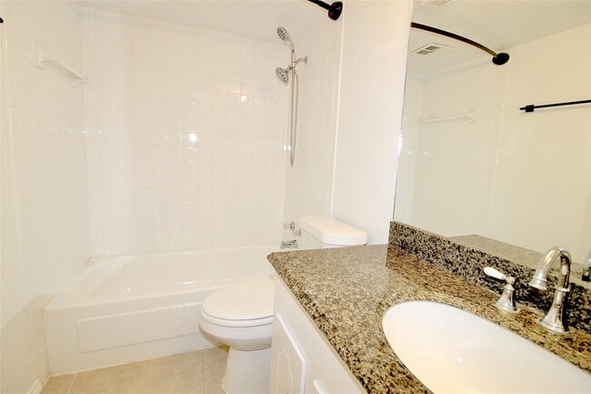 Building Photo - 2121 Fountain View Dr