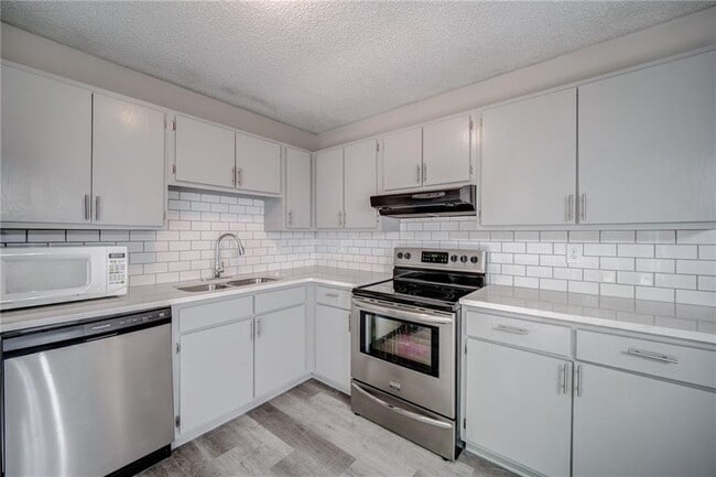 Building Photo - 4084 Hidden Hollow Dr
