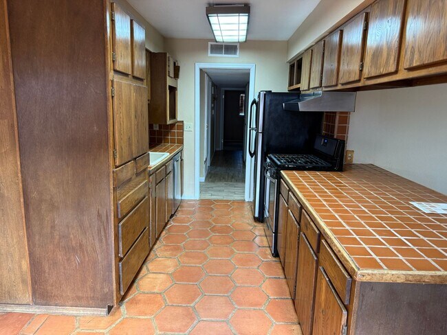 Building Photo - Nice 4 br, 1.75 ba, 2 living areas, 2 car ...