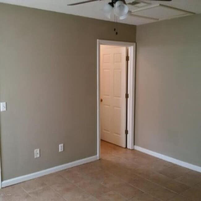 Building Photo - 2 bedroom 2 bath duplex, walking distance ...