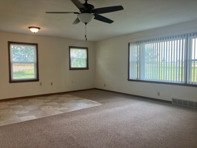 Foto del edificio - Updated 4 Bedroom, 1 Bathroom Farmhouse