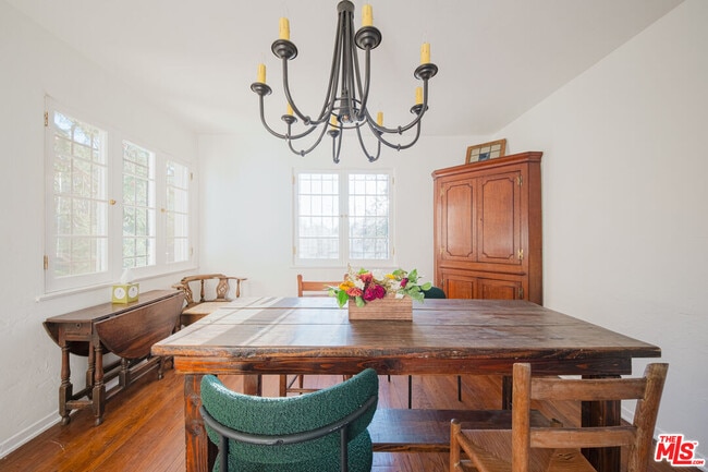 Foto del edificio - 3015 Beachwood Dr