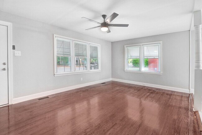 Building Photo - CHARMING & UPDATED 3 BR, 2 BA HOME IN GOLD...