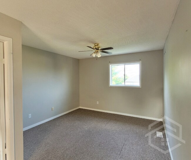 Photo du bâtiment - 3 Bedroom House in Tillsonburg!!
