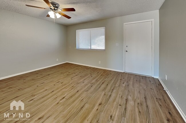 Building Photo - 10716 N Arapaho Dr
