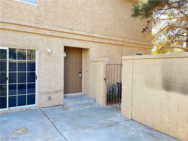 Building Photo - 2842 Briar Knoll Dr