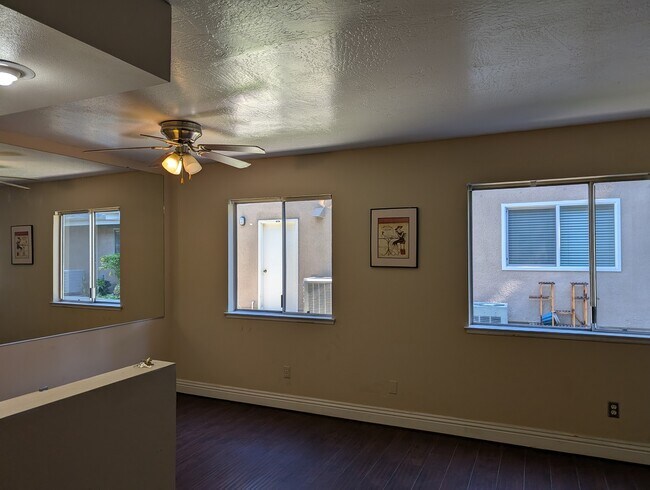 Foto del edificio - 3037 Knollwood Ave