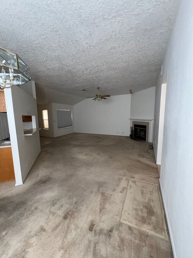 Foto del edificio - ACADEMY RIDGE 3 Bedroom 2 Bath with 2 car ...