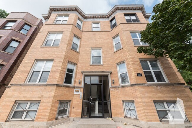 Building Photo - 1042 N Damen Ave