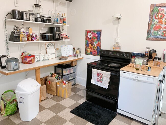 Foto del edificio - PRELEASE: 7 bdrm/2 bath in the York Neighb...