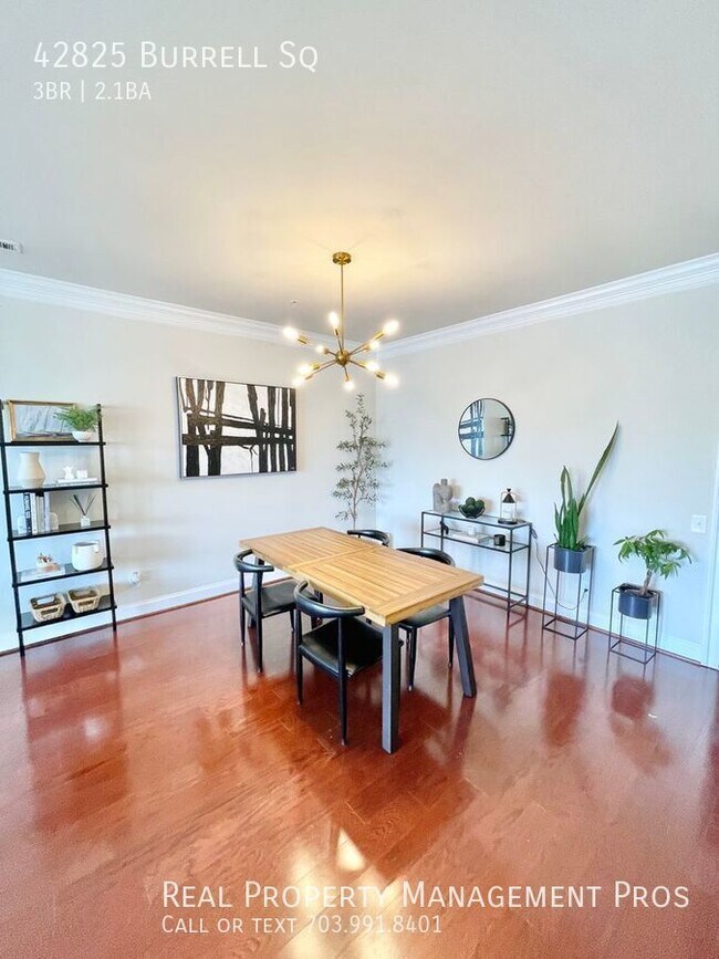 Building Photo - Beautifully Maintained 3 Bedroom 2.5 Bath ...
