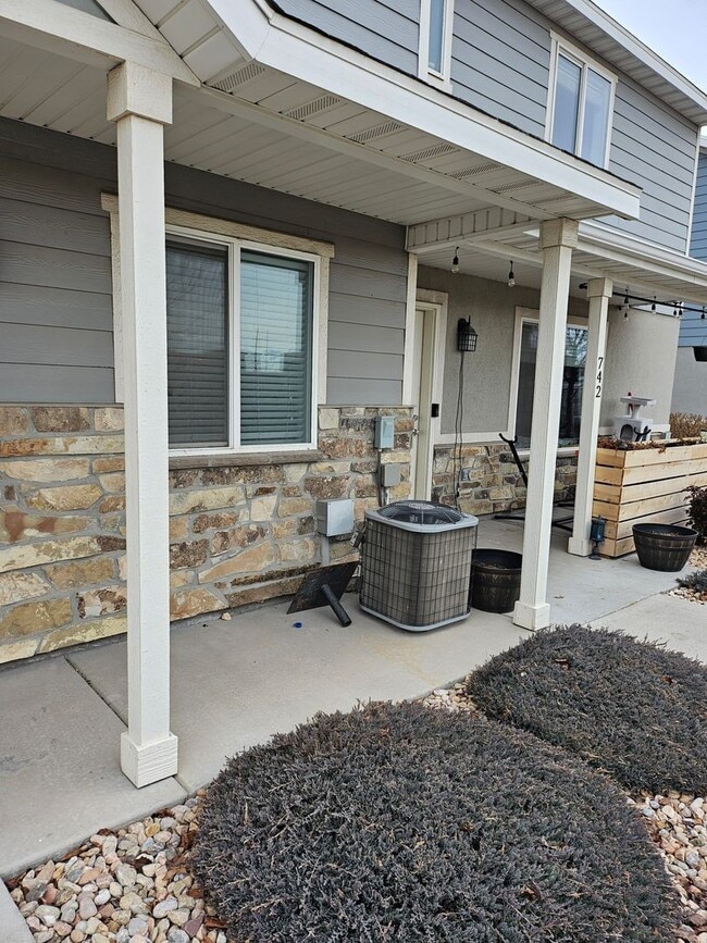 Building Photo - Cute 3 Bedroom 2.5 bath Townhome for Rent ...