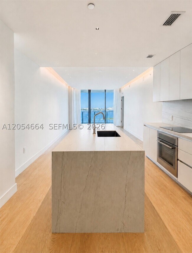 Foto del edificio - 700 NE 23rd St