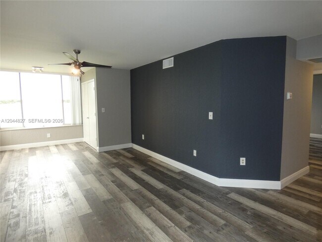 Foto del edificio - 2831 N Oakland Forest Dr