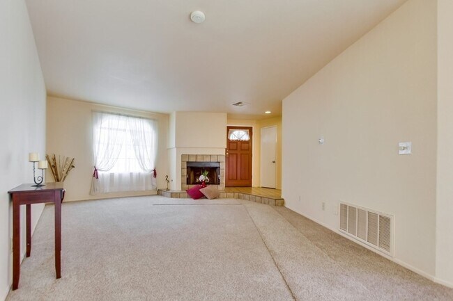 Foto del edificio - Spacious Townhome in University City for Rent!