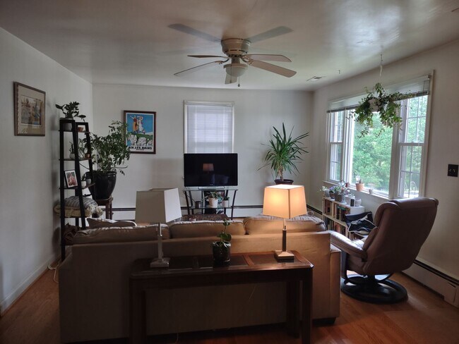 Foto del edificio - 2BD/1BA House Walking Distance to Downtown!