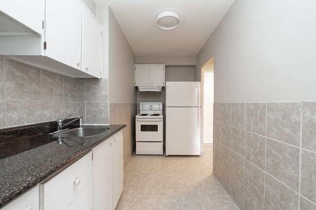 Building Photo - 457 Marlee Ave