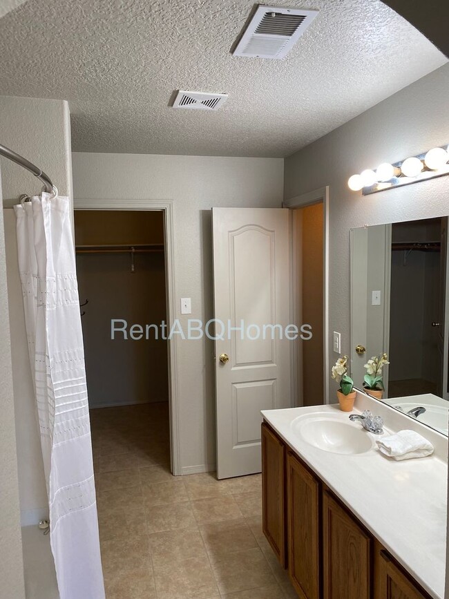 Building Photo - 3Bd,2Ba,2CG, Updated!