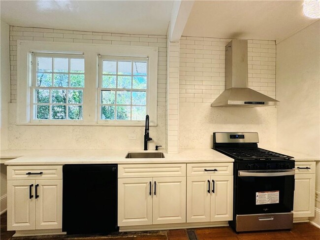 Building Photo - 46 Delmont Dr NE