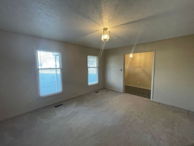 Foto del edificio - 3 bedroom 2 bathroom  house available now!  Bonus Room!