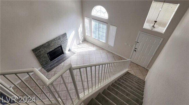Building Photo - Townhome in desired location!
