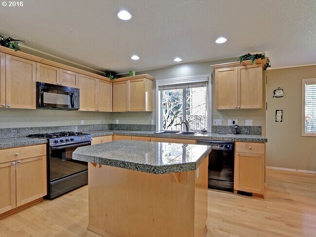 Foto del edificio - Beautiful Cedar Mill Craftsman on a Corner Lot with 4 Bedrooms + Den, Large Backyard, Solar & EV ...