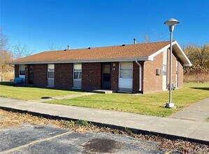 Building Photo - 404 E Maple St