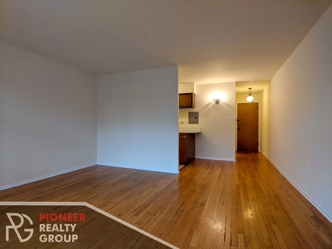 Building Photo - 665 W Wrightwood Ave