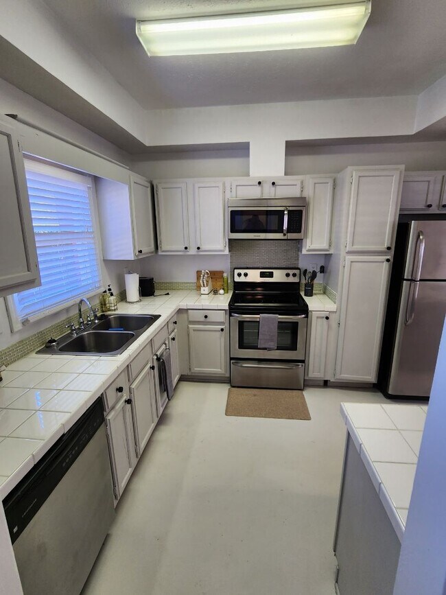 Building Photo - 945 Glastonbury Cir
