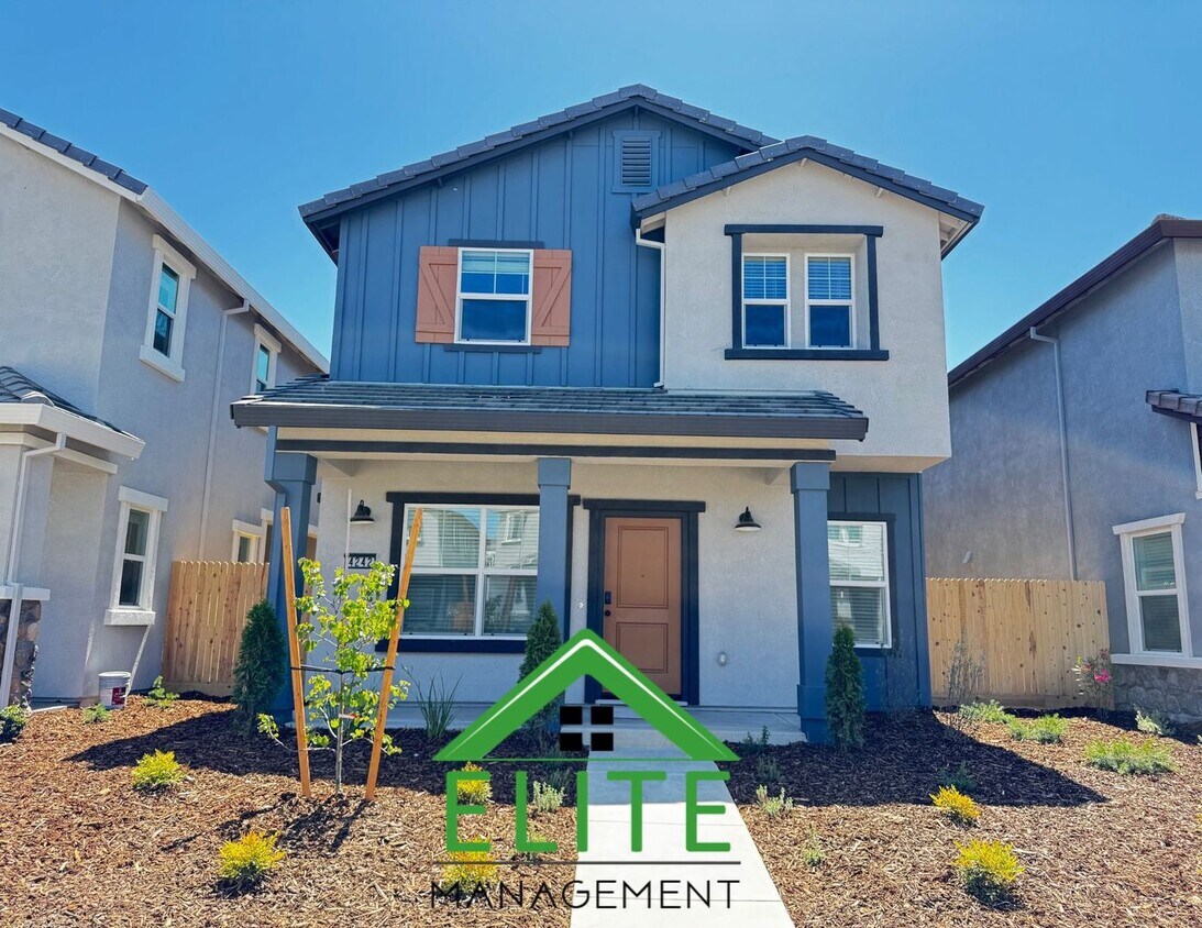 Foto principal - **Brand New 4 Bed / 3 Bath Home in Prime R...
