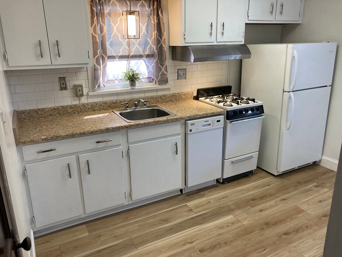 Kitchen - 633 5th Ave