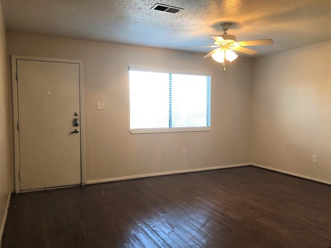 Building Photo - 3bd/1ba House w/ Garage & Private Backyard...
