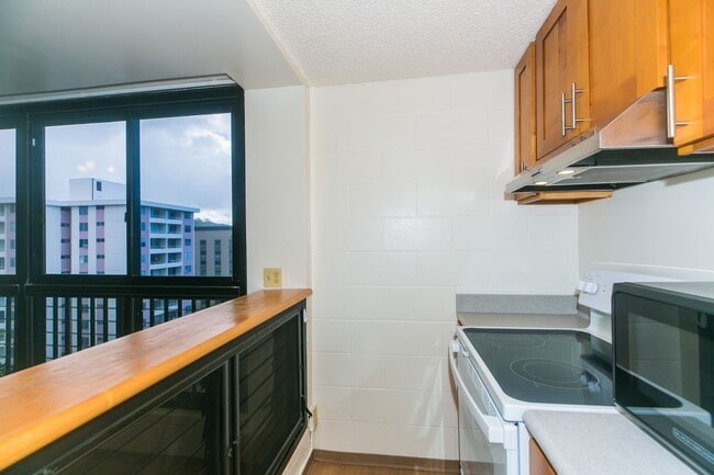 Building Photo - 1541 Dominis Street #1503