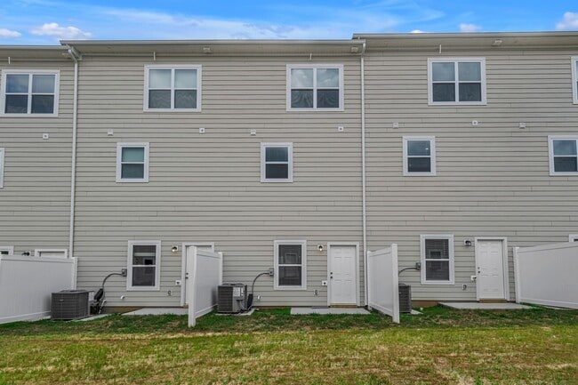 Building Photo - 701 Taylor Dr